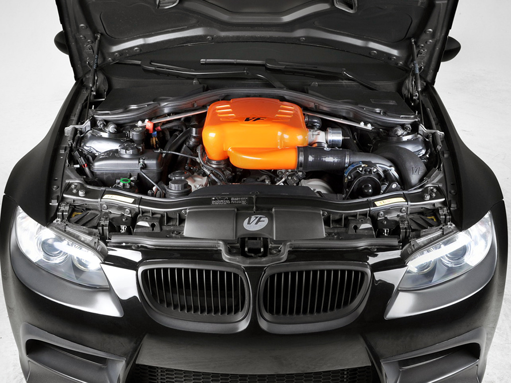 Машина с открытым капотом. BMW m3 (e90) мотор. БМВ е92 под капотом. BMW m3 e90 под капотом. M3 e90 мотор.